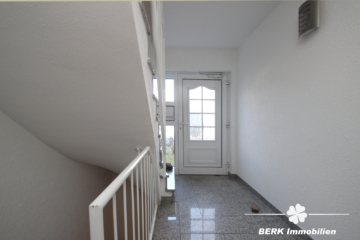 BERK Immobilien – Ihr Zweifamilienhaus – modern, großzügig & voller Möglichkeiten! - Treppenhaus (106863)