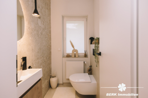 BERK Immobilien – Top modernisiertes Einfamilienhaus mit Einliegerwohnung und Ausbaureserve - Gäste WC EG (124477)
