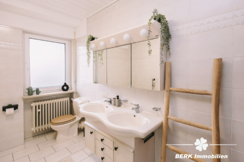 BERK Immobilien – Top modernisiertes Einfamilienhaus mit Einliegerwohnung und Ausbaureserve - Bad Einlieger (124483)