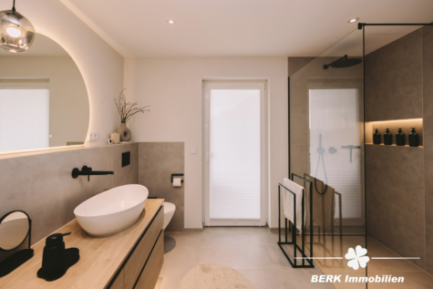 BERK Immobilien – Top modernisiertes Einfamilienhaus mit Einliegerwohnung und Ausbaureserve - Bad EG (124474)