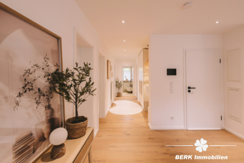 BERK Immobilien – Top modernisiertes Einfamilienhaus mit Einliegerwohnung und Ausbaureserve - Flur EG (124472)