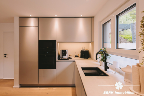 BERK Immobilien – Top modernisiertes Einfamilienhaus mit Einliegerwohnung und Ausbaureserve - Küche (124469)