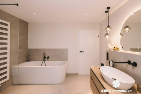 BERK Immobilien – Top modernisiertes Einfamilienhaus mit Einliegerwohnung und Ausbaureserve - Bad EG (124475)