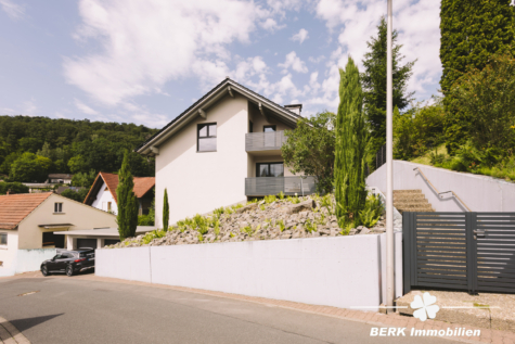 BERK Immobilien – Top modernisiertes Einfamilienhaus mit Einliegerwohnung und Ausbaureserve - Straßenansicht (124574)