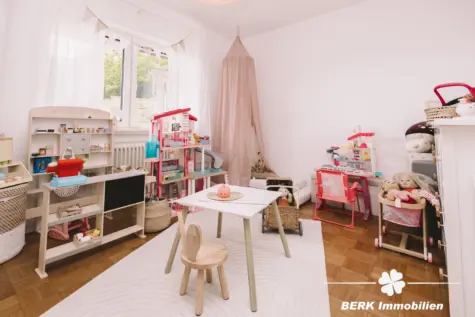BERK Immobilien – Top modernisiertes Einfamilienhaus mit Einliegerwohnung und Ausbaureserve - Schlafen Einlieger (130654)