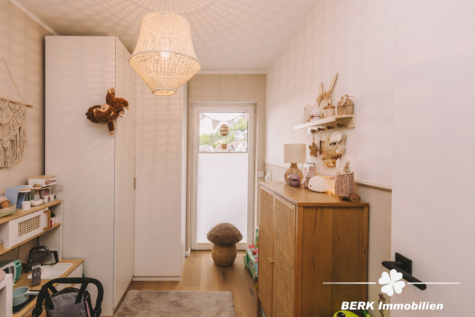 BERK Immobilien – Top modernisiertes Einfamilienhaus mit Einliegerwohnung und Ausbaureserve - Schlafen 1 EG (124473)