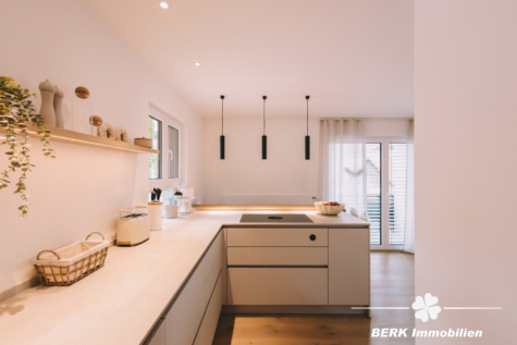 BERK Immobilien – Top modernisiertes Einfamilienhaus mit Einliegerwohnung und Ausbaureserve - Küche (124468)