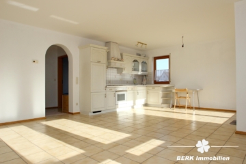 BERK Immobilien – Helle 2 Zimmer Wohnung mit Balkon und Stellplatz in ruhiger Wohnlage von Stockstadt - Wohn- und Essbereich (116990)