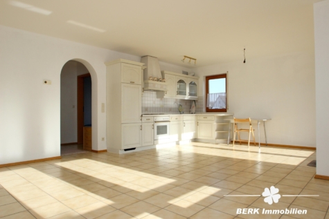 BERK Immobilien – Helle 2 Zimmer Wohnung mit Balkon und Stellplatz in ruhiger Wohnlage von Stockstadt - Wohn- und Essbereich (118331)