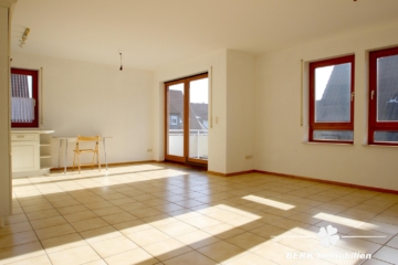 BERK Immobilien – Helle 2 Zimmer Wohnung mit Balkon und Stellplatz in ruhiger Wohnlage von Stockstadt - Wohnbereich (116991)