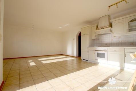 BERK Immobilien – Helle 2 Zimmer Wohnung mit Balkon und Stellplatz in ruhiger Wohnlage von Stockstadt - Wohn- und Essbereich (118333)