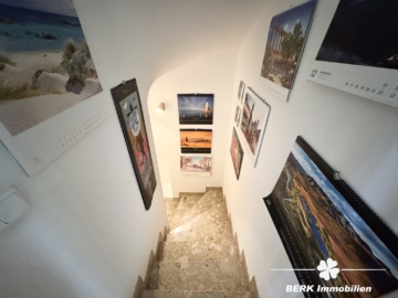RESERVIERT – BERK Immobilien – Doppelhaushälfte mit Einliegerwohnung in ruhiger, familienfreundlicher Lage - Kellerabgang (104891)