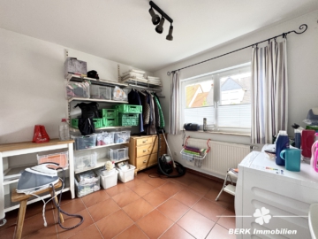 RESERVIERT – BERK Immobilien – Doppelhaushälfte mit Einliegerwohnung in ruhiger, familienfreundlicher Lage - Hauswirtschaft/Büro (104875)