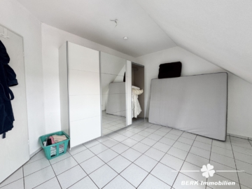 RESERVIERT – BERK Immobilien – Doppelhaushälfte mit Einliegerwohnung in ruhiger, familienfreundlicher Lage - DG Schlafen (104897)