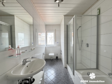 RESERVIERT – BERK Immobilien – Doppelhaushälfte mit Einliegerwohnung in ruhiger, familienfreundlicher Lage - DG Bad (104898)