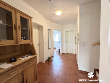 RESERVIERT – BERK Immobilien – Doppelhaushälfte mit Einliegerwohnung in ruhiger, familienfreundlicher Lage - Flur EG (104874)