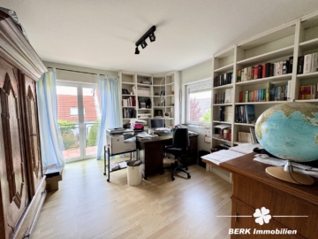 RESERVIERT – BERK Immobilien – Doppelhaushälfte mit Einliegerwohnung in ruhiger, familienfreundlicher Lage - Büro OG (104883)