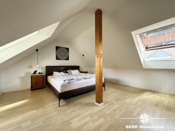 RESERVIERT – BERK Immobilien – Doppelhaushälfte mit Einliegerwohnung in ruhiger, familienfreundlicher Lage - Schlafen OG (104884)