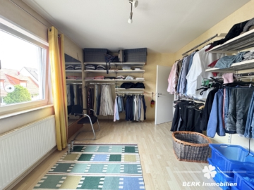 RESERVIERT – BERK Immobilien – Doppelhaushälfte mit Einliegerwohnung in ruhiger, familienfreundlicher Lage - Ankleide OG (104885)