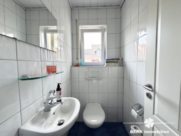 RESERVIERT – BERK Immobilien – Doppelhaushälfte mit Einliegerwohnung in ruhiger, familienfreundlicher Lage - EG Gäste WC (104882)