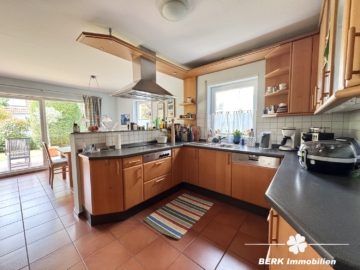 RESERVIERT – BERK Immobilien – Doppelhaushälfte mit Einliegerwohnung in ruhiger, familienfreundlicher Lage - Küche EG (104879)