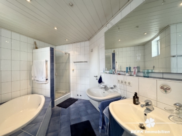 RESERVIERT – BERK Immobilien – Doppelhaushälfte mit Einliegerwohnung in ruhiger, familienfreundlicher Lage - Bad OG (104887)