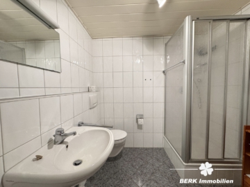 RESERVIERT – BERK Immobilien – Doppelhaushälfte mit Einliegerwohnung in ruhiger, familienfreundlicher Lage - Bad UG (104893)