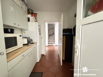 RESERVIERT – BERK Immobilien – Doppelhaushälfte mit Einliegerwohnung in ruhiger, familienfreundlicher Lage - Durchgang Garage Haus (104873)