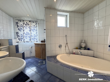 RESERVIERT – BERK Immobilien – Doppelhaushälfte mit Einliegerwohnung in ruhiger, familienfreundlicher Lage - Bad OG (104888)