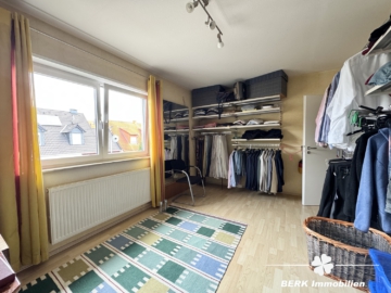 RESERVIERT – BERK Immobilien – Doppelhaushälfte mit Einliegerwohnung in ruhiger, familienfreundlicher Lage - Ankleide OG (104886)