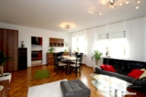Wohnbereich - BERK Immobilien – Charmante 2-Zimmer-ETW mit großzügiger Terrasse, Garten, Garage + Dachboden