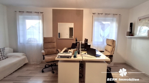 VERKAUFT – BERK Immobilien – Charmante Doppelhaushälfte mit hohen Wohlfühlfaktor in Elsenfeld - Büro oder Kinderzimmer (116476)