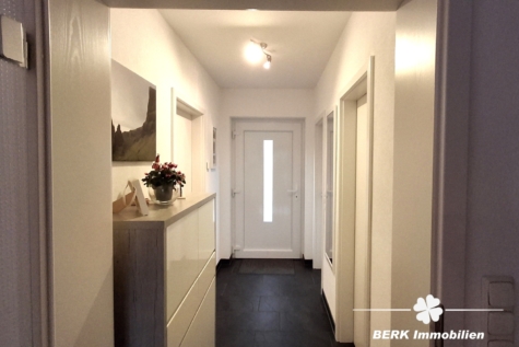 VERKAUFT – BERK Immobilien – Charmante Doppelhaushälfte mit hohen Wohlfühlfaktor in Elsenfeld - Flur (116477)