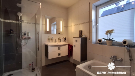 VERKAUFT – BERK Immobilien – Charmante Doppelhaushälfte mit hohen Wohlfühlfaktor in Elsenfeld - Badezimmer (116472)