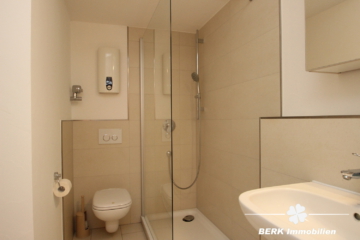 BERK Immobilien – renovierte 1,5-Zimmerwohnung als ideale Kapitalanlage in Hattersheim - Badezimmer (107023)