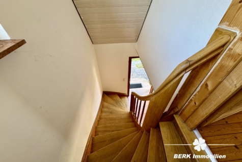 BERK Immobilien – Großzügiges Siedlungshaus mit Anbau & viel Potenzial in ruhiger Lage - Treppenaufgang (123433)
