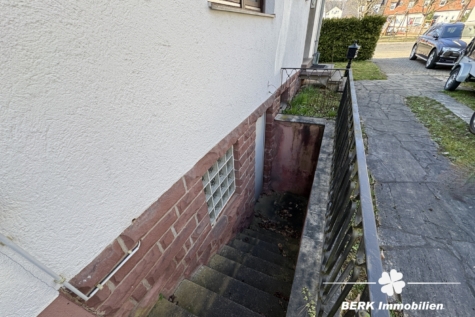 BERK Immobilien – Großzügiges Siedlungshaus mit Anbau & viel Potenzial in ruhiger Lage - Kellerabgang (123423)