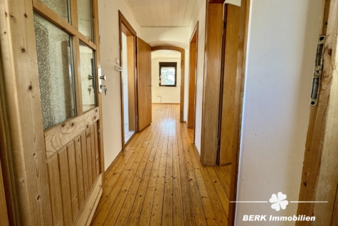 BERK Immobilien – Großzügiges Siedlungshaus mit Anbau & viel Potenzial in ruhiger Lage - Flur DG (123434)