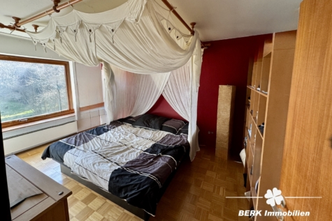 BERK Immobilien – Großzügiges Siedlungshaus mit Anbau & viel Potenzial in ruhiger Lage - Schlafzimmer EG (123431)