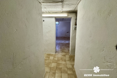 BERK Immobilien – Großzügiges Siedlungshaus mit Anbau & viel Potenzial in ruhiger Lage - Zugang Keller (123442)