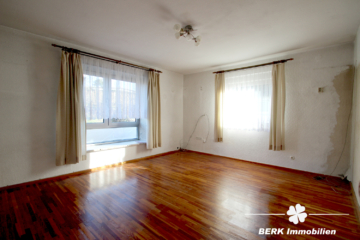 BERK Immobilien – Familienfreundliches Haus mit viel Platz und vielseitigem Nebengebäude - Wohnbereich EG (110129)