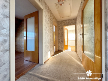 BERK Immobilien – Familienfreundliches Haus mit viel Platz und vielseitigem Nebengebäude - Flur DG (110137)