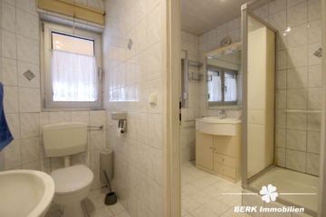 BERK Immobilien – Familienfreundliches Haus mit viel Platz und vielseitigem Nebengebäude - Badezimmer EG (110133)