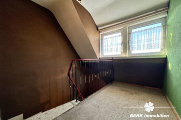BERK Immobilien – Familienfreundliches Haus mit viel Platz und vielseitigem Nebengebäude - Treppenabgang DG (110134)