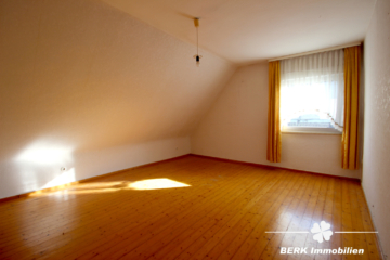 BERK Immobilien – Familienfreundliches Haus mit viel Platz und vielseitigem Nebengebäude - Kinderzimmer DG (110135)