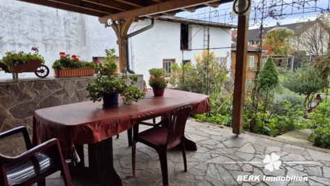 BERK Immobilien – Familienfreundliches Haus mit viel Platz und vielseitigem Nebengebäude - Außenansicht (116009)