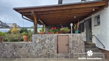 BERK Immobilien – Familienfreundliches Haus mit viel Platz und vielseitigem Nebengebäude - Terrasse (110139)