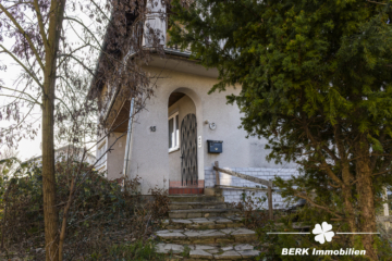 BERK Immobilien – Großzügiges Einfamilienhaus mit zauberhaftem Burgblick und weitläufigem Grundstück - Hauseingang (111810)