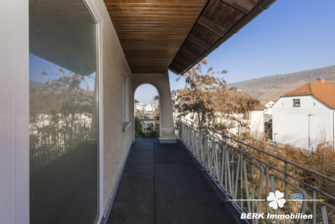 BERK Immobilien – Großzügiges Einfamilienhaus mit zauberhaftem Burgblick und weitläufigem Grundstück - Balkon (117295)