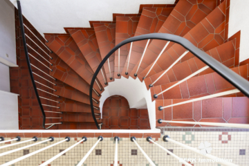 BERK Immobilien – Großzügiges Einfamilienhaus mit zauberhaftem Burgblick und weitläufigem Grundstück - Treppe (111817)